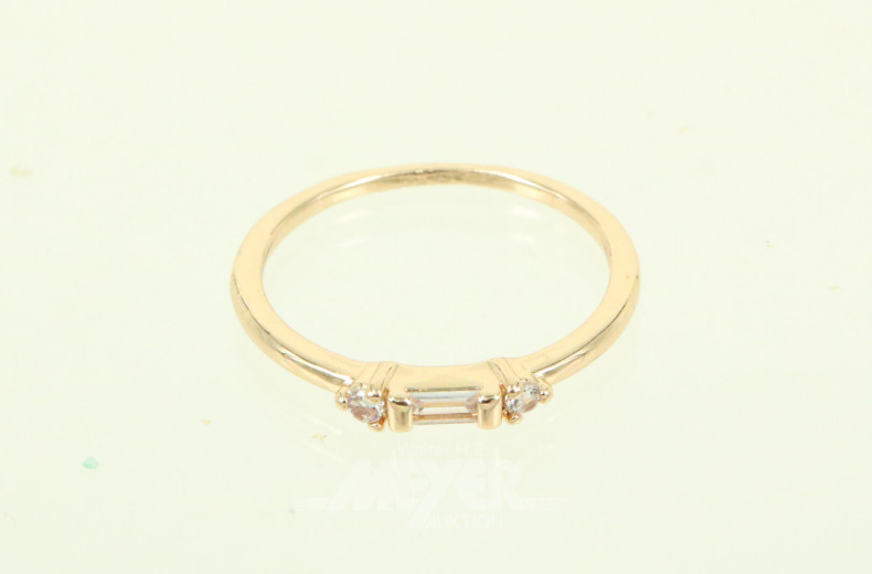 Damenring, vergoldet, mit 3 kl. weißen Farbsteinen