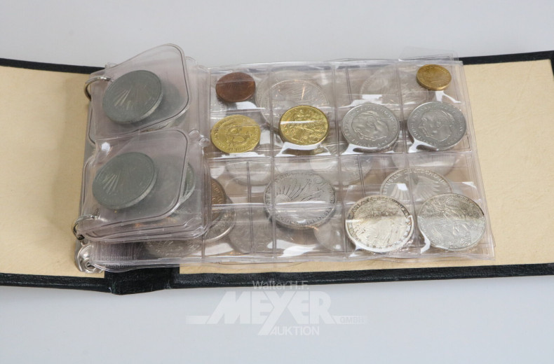 kl. Münzalbum, unvollständig u. div. lose Münzen / Zahlungsmittel, u.a. 5 + 10 DM-Gedenkmünzen