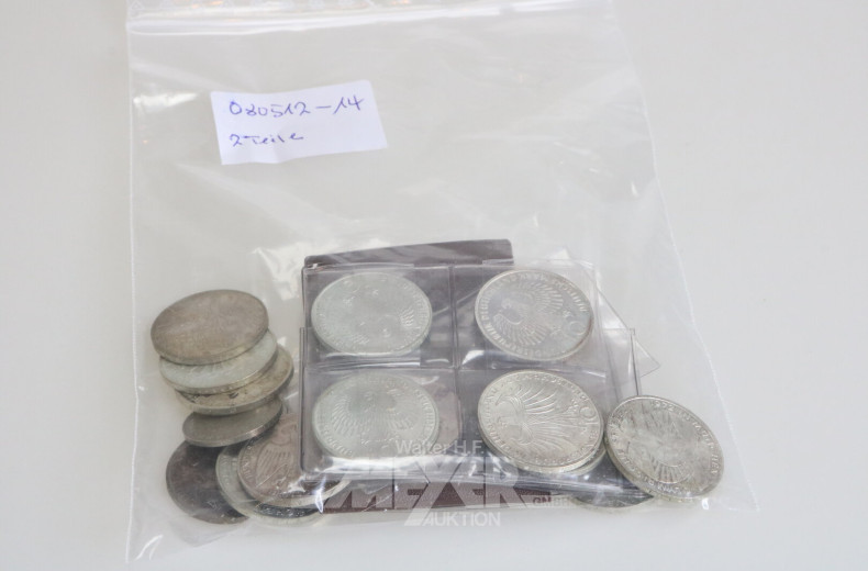 kl. Münzalbum, unvollständig u. div. lose Münzen / Zahlungsmittel, u.a. 5 + 10 DM-Gedenkmünzen