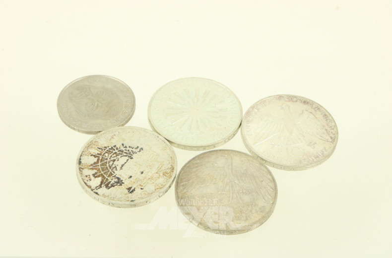 kl. Münzalbum, unvollständig u. div. lose Münzen / Zahlungsmittel, u.a. 5 + 10 DM-Gedenkmünzen