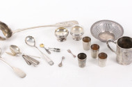Posten Silberteile: Kaffeelöffel, Schnapsbecher,  Schöpfkelle