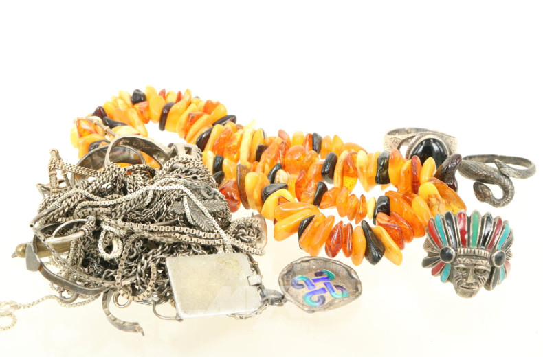 Konvolut Silber- und Bernsteinschmuck