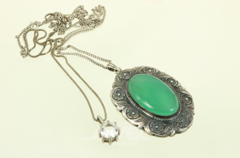 2 Silberketten mit Anhänger, dabei: 1 Kette mit Diamantimitation und 1 Kette mit grünem Farbstein
