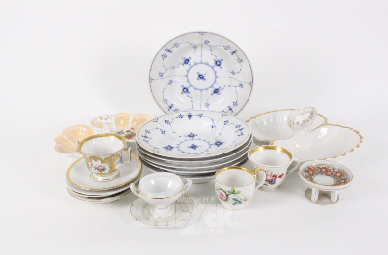 Posten Porzellan div. Manufakturen: Teller, Tassen, Vase
