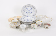 Posten Porzellan div. Manufakturen: Teller, Tassen, Vase
