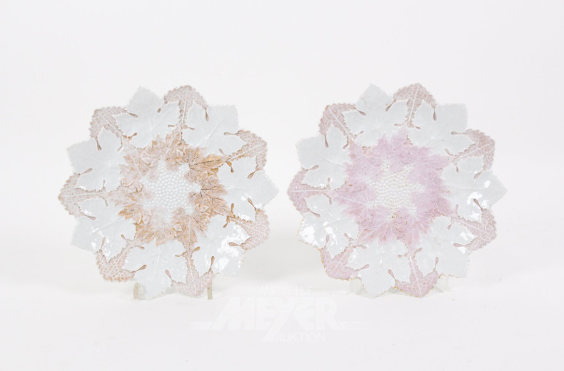 2 Blattschalen mit vergoldeten Weinblättern, 19./20. Jh., Knaufzeit, 1. Wahl