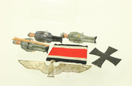 Deutsches Reich - Konvolut mit Briefmarken, Ehrenzeichen und Soldaten-Ansteckfiguren