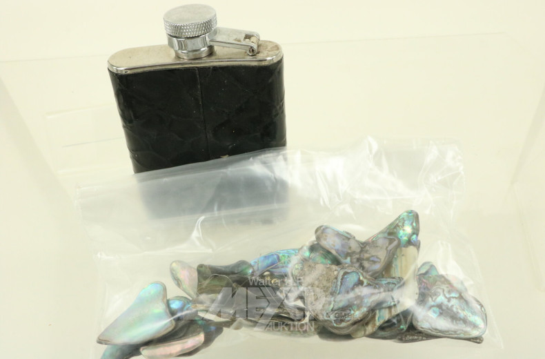 2 Taschen, 1 Schmuck-Ente sowie 1 Flachmann