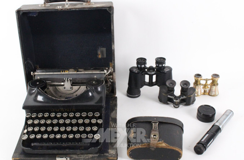 Konvolut, bestehend aus alter Schreibmaschine und diversen Ferngläsern