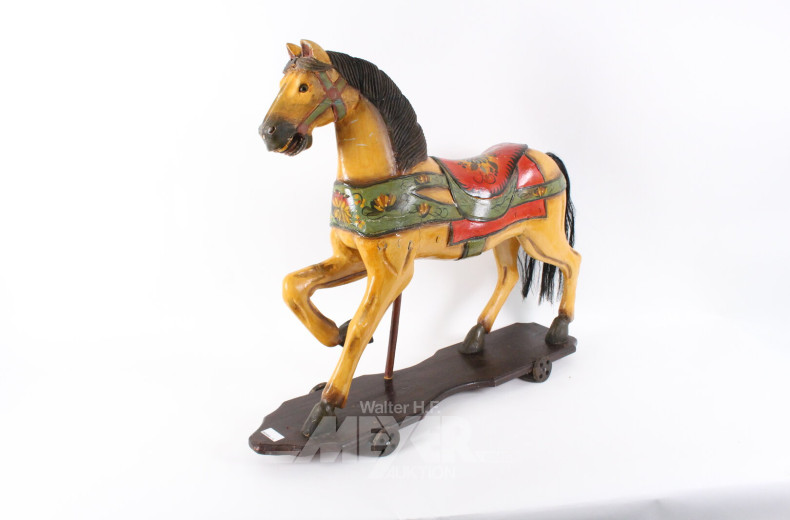 altes Spielzeug-Pferd mit Bauernmalerei