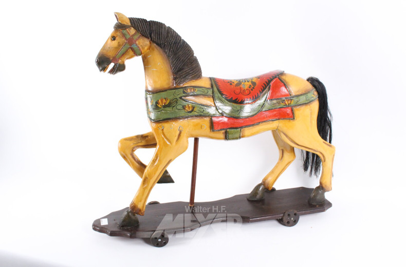 altes Spielzeug-Pferd mit Bauernmalerei