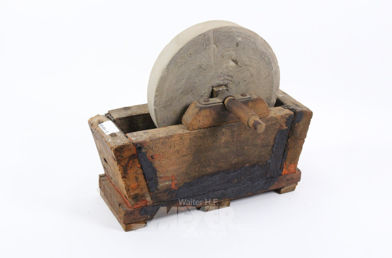 alter Schleifstein im Holzgehäuse