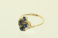 Ring, besetzt mit 4 blauen Farbsteinen u. 4 kl. Diamanten