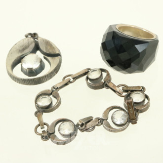 Konvolut mit Daniel Swarovski Kristallring in Schwarz, 1 Kettenanhänger und 1 Armband mit Glassteinen in 925er Silber