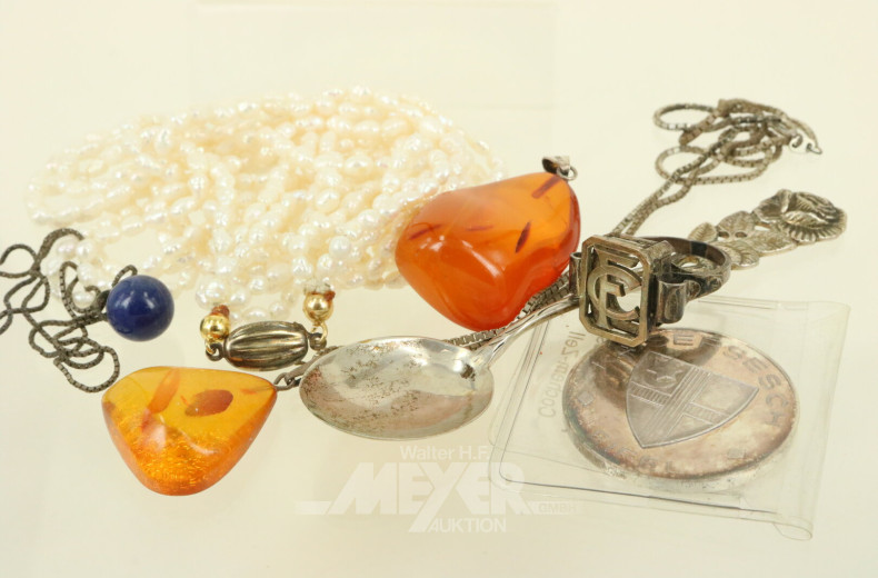 Konvolut Silberschmuck mit Ring, Anhänger, Ketten und 1 Löffel