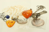 Konvolut Silberschmuck mit Ring, Anhänger, Ketten und 1 Löffel
