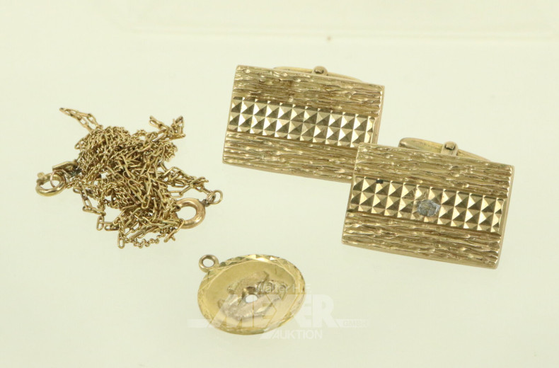 2 Feine Ketten sowie 1 Anhänger und 1 Paar Manschettenknöpfe