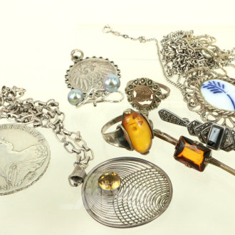 Konvolut Silberschmuck mit Ketten, Anhänger und Ohrringe