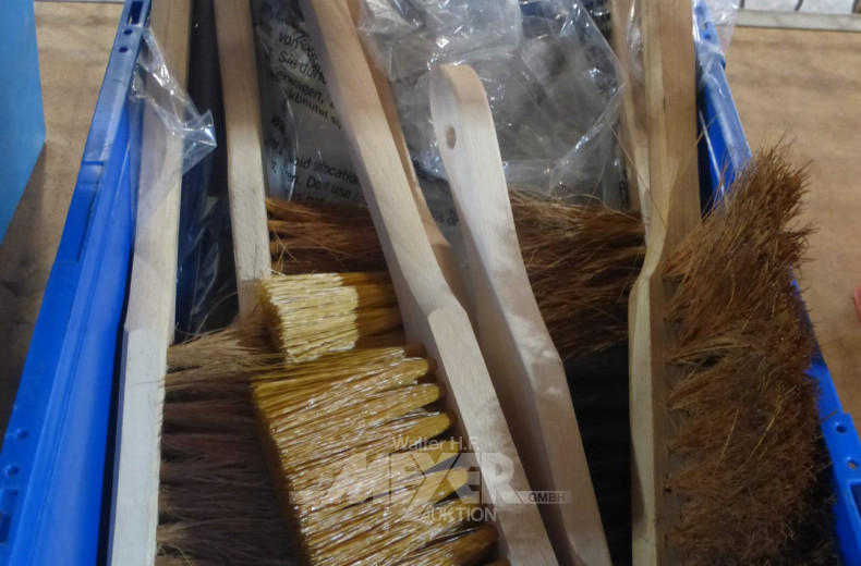 Kunststoffsatte mit div. Besen