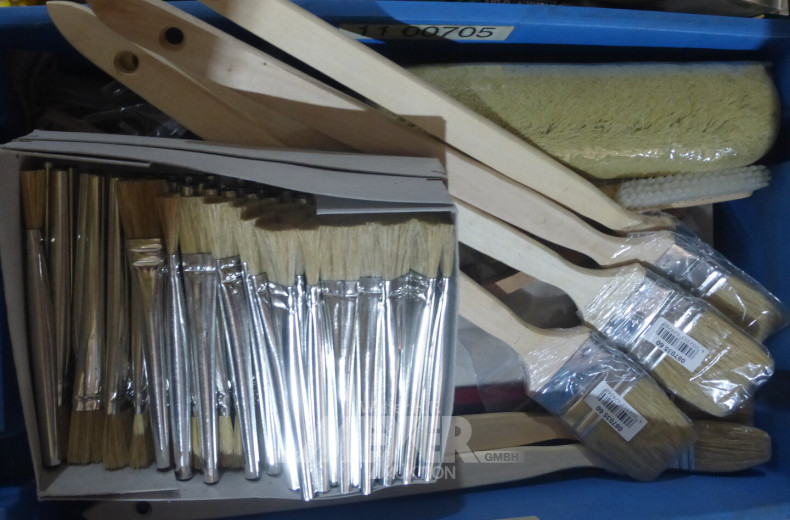 Kunststoffsatte mit div. Pinseln