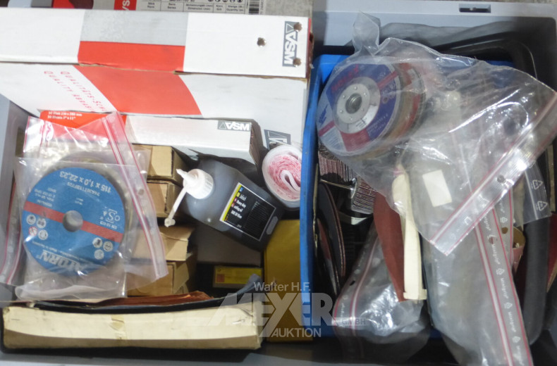 gr. Kunststoffsatte mit div. Schleifmitteln