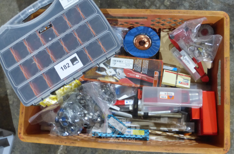 Kunststoffsatte mit div. Werkzeugen