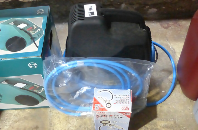 kl. tragabarer Kompressor mit Zubehör