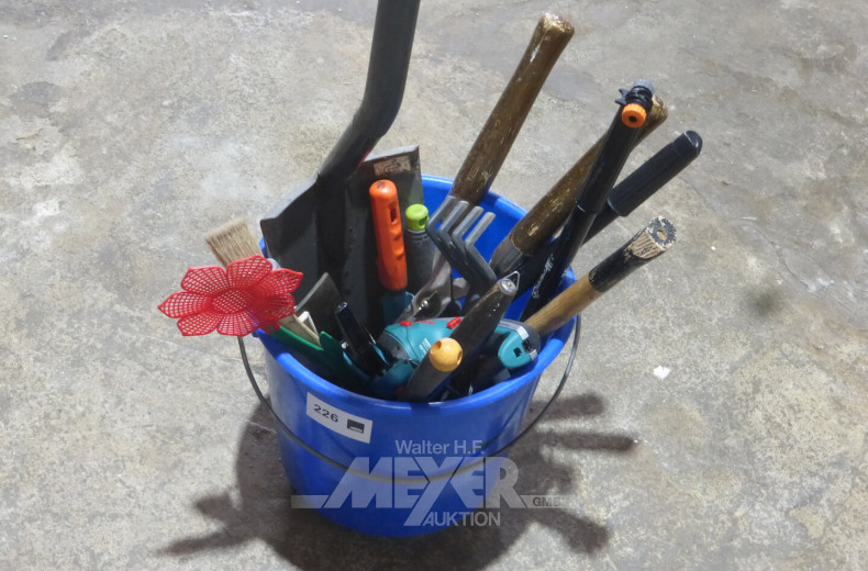 Eimer mit div. Gartengeräten