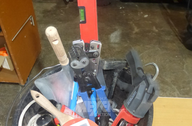 Kunststoffeimer mit Inhalt: div. Crimpzangen, Auspressgerät, Hammer, Meißel, Wasserwaage etc.