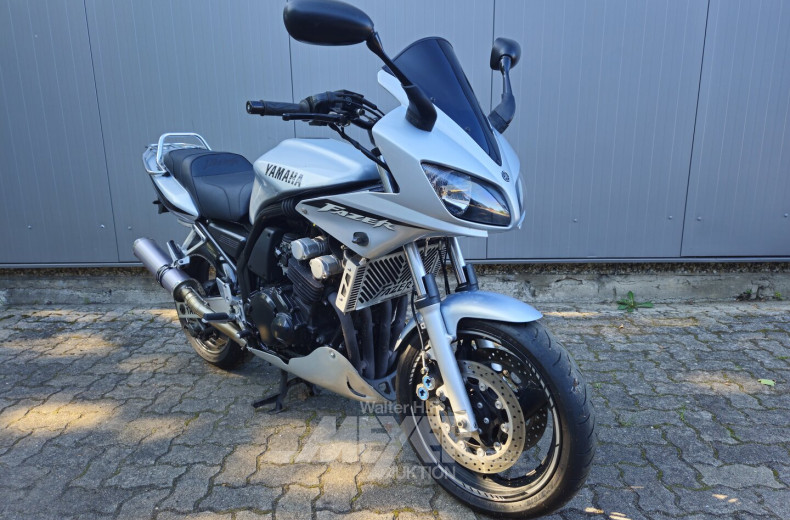 Motorrad YAMAHA FZS600, silber