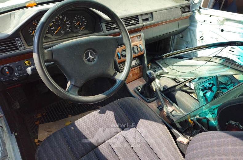 Mercedes-Benz E250d W124, T-Modell, teilzerlegt