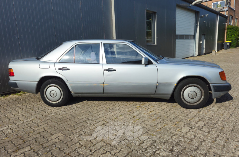 Mercedes-Benz 200E W124, limousine