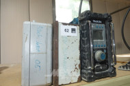 Baustellenradio MAKITA sowie 2 Metall-Maschinenkästen, leer