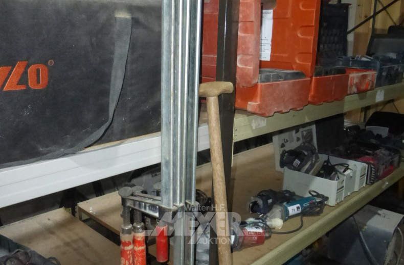 6 div. Parallel-Schraubzwingen sowie 1 x  Spaten