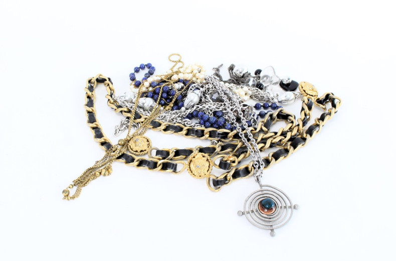 kl. Konvolut Modeschmuck mit Ketten, 1 Taillengürtel und 1 Lapislazuli-Kette