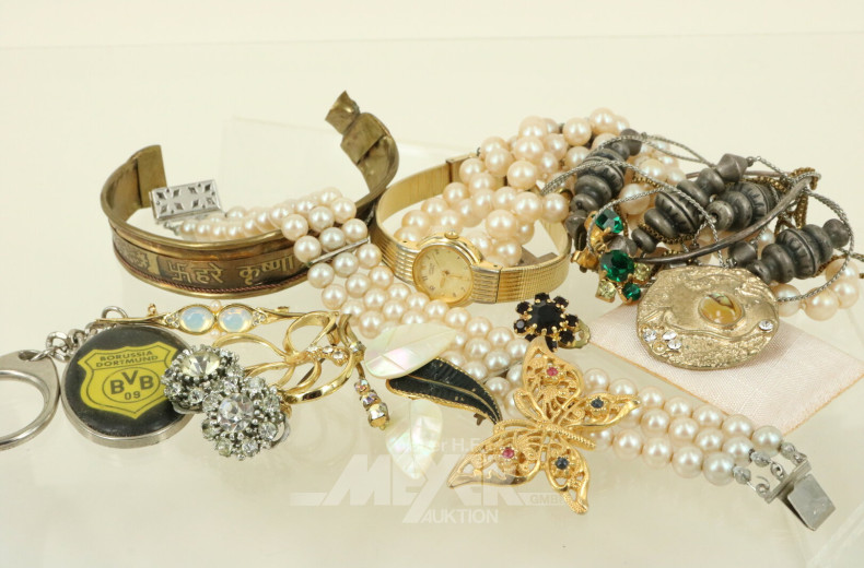 Konvolut Modeschmuck: Ketten, Broschen, Armbanduhr etc.