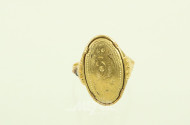 Ring mit ovalem Medaillon
