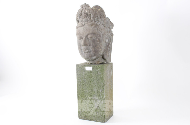 Buddhakopf auf Granitsockel