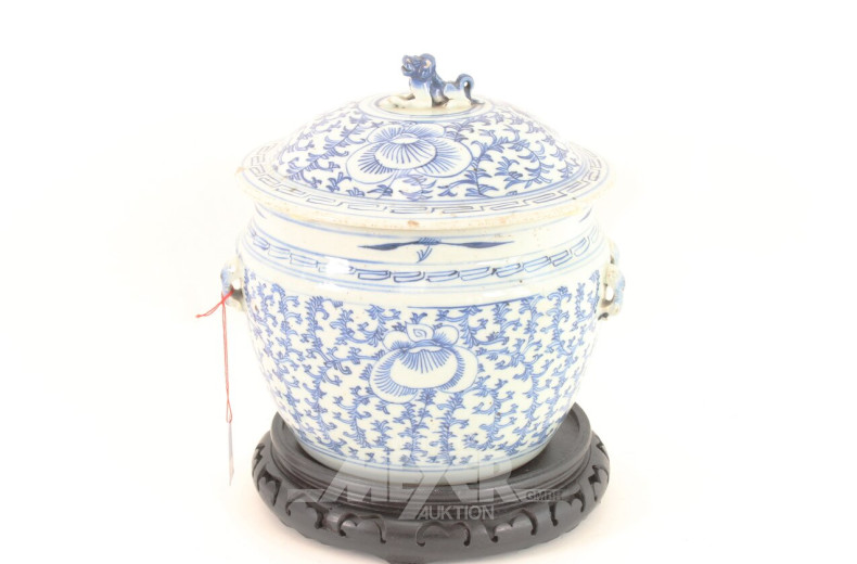 Chinesischer Deckeltopf auf Holzsockel