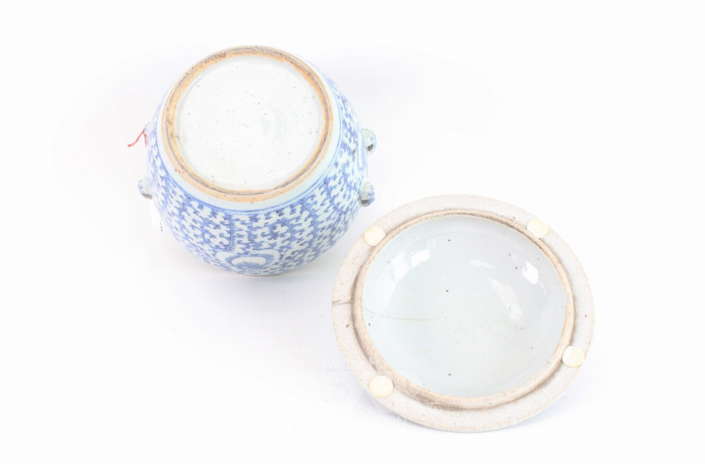 Chinesischer Deckeltopf auf Holzsockel