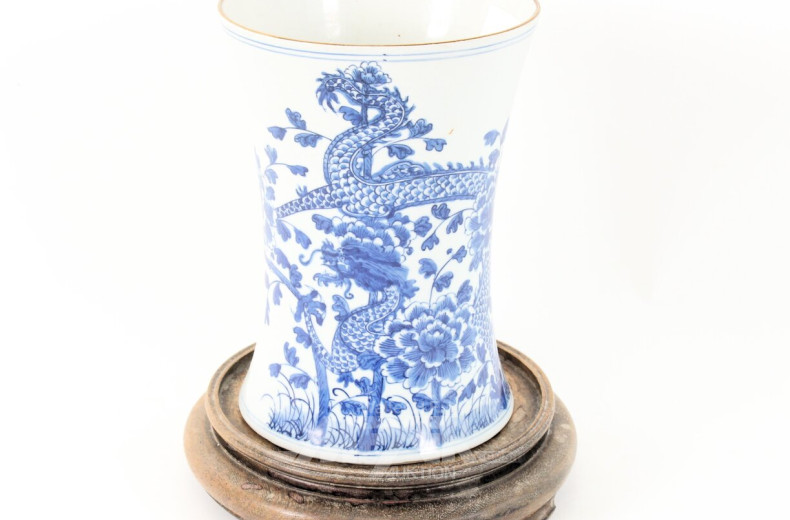 kl. chin. Tischvase mit Holzsockel