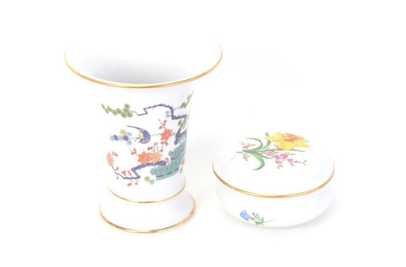 2 Porzellandekoration Tischvase und Deckeldose, 1. und 2. Wahl