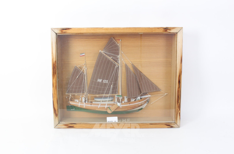 Halbschiff 'HF 125' im Schaukasten