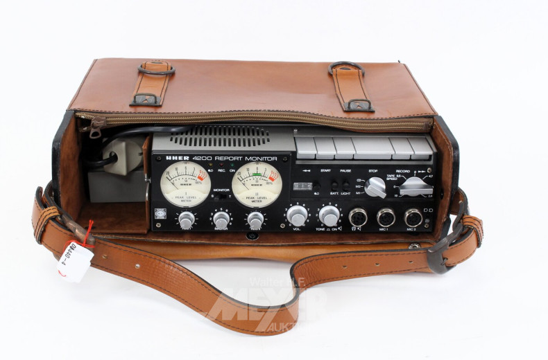 Portables Tonbandgerät mit Ledertasche