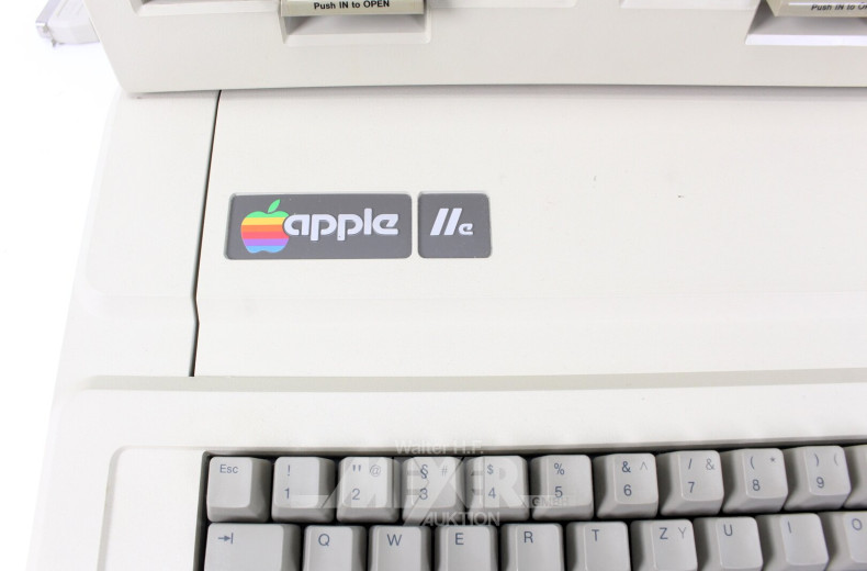 Heimcomputer mit Monochrommonitor aus der 'IIe-Reihe'