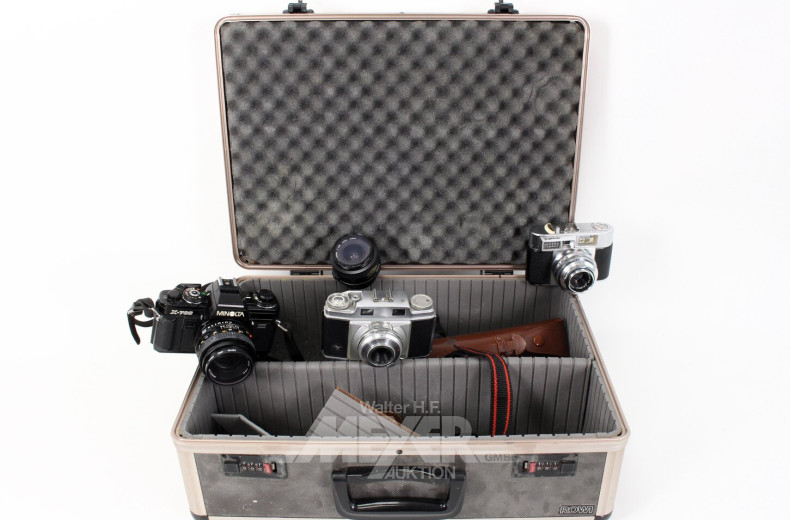 3 Kameras, sowie Objektive und Zubehöre im Alukoffer