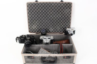 3 Kameras, sowie Objektive und Zubehöre im Alukoffer