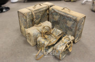 Posten Koffer und Reisetaschen aus Brokatstoff und Leder, mit floralem Dekor