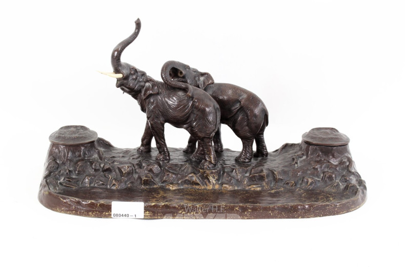 Schreibtischgarnitur mit Elefanten