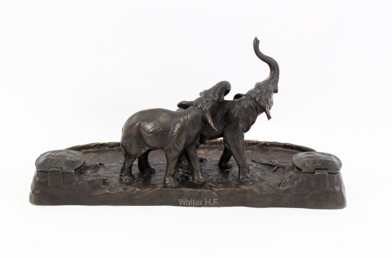 Schreibtischgarnitur mit Elefanten